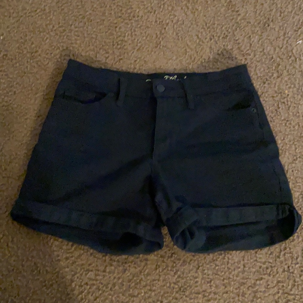 Universal thread black jean shorts size 4